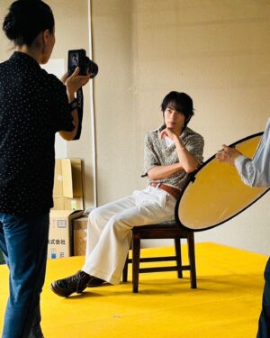 Takato Nagata Instagram - 先日の一人芝居『ポルターガイスト』
毎日新聞さんの取材時のオフショットです！！

本日は22:00- FM世田谷 #劇ナビ‼︎（ラジオ）
そして、24:30 からは #君ゆき
よろしくお願いします🙇‍♀️

knit,pants @camphor_wood
necklace,bracelet @hergo1985
ring @narrativeplatoon
