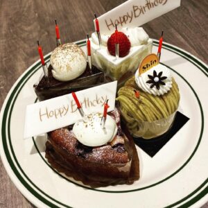 Takayuki Ogawa Instagram - 音楽納めが30かと思いきや31夜中まで
表に出る以外にも沢山向き合う時間は多い
メンバーは勿論だけどそれ以上にスタッフの方が多い
そんなスタッフチームが2019ラストに急遽用意してくれました！
気持ちに心底打たれました！今年も頑張るぜ〜！ #ケーキ
#チョコ
#生クリーム
#モンブラン
#ホールケーキ余らせるの気が引ける組
#プレートはガチかじり
#そもそも去年の話かよ