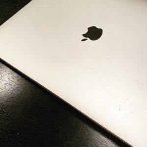Takayuki Ogawa Instagram - 今は現役を引退してリモート作業用になったPC

既出の物もそうでない物も、本当に沢山の曲を共に産んでくれた相棒で
最後にこのPCで作ったのは劇場アニメ「君の膵臓をたべたい」の劇中歌「秘密」　　

誰かに譲ろうか考えたけど愛着湧いてしまってダメなんよなあ