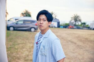 Takayuki Ogawa Instagram - ライブ5分前ステージ裏にて
遠くに見えるホテルのベランダに出てる人が見えてそれを見続ける男

撮影:後藤壮太郎