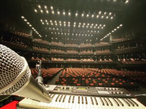 Takayuki Ogawa Instagram - キーボード位置からの景色
楽器があれば、自分の歌があれば
不思議と足は震えない

sumikaチームはツアーを進行中です

日々力をつけ、無事完走するまで
一本一本魂込めます