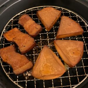 Takayuki Ogawa Instagram - 先日室内でも煙量少なくできる
保温機能を使った燻製鍋を購入。

早速ベーコンとチーズをやってみました
必要となるチップは1回5g程度なので5円ぐらいかなあ？
5分熱して15分保温するだけでしっかり燻製されるので大満足でした！

ソーセージは火入れしすぎてミスターポポ状態。塩、胡椒、ゴマもやってみましたが、少し燻製の入りが弱く、少し色の変わった普通の味をした塩、胡椒、ゴマのまま。
リベンジ必須です。

#いやピントブレとる