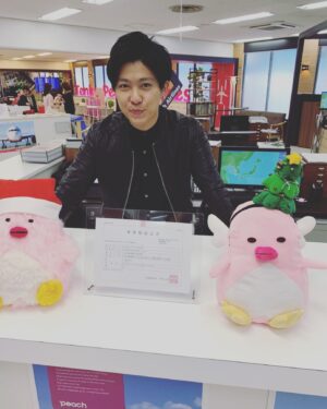 Takayuki Ogawa Instagram - おっさんずラブ in the skyの撮影現場にお邪魔した際にパシャリ。
撮影現場のアイテム全て細部まで手が混んでいて、見ているだけでとても楽しかったです！
トロフィーであったり賞状だったり文字情報までびっしりと作られていて、、、泣
ドラマチームの本気が視聴者の方が見えないところまで行き届いていて感動しました！
今夜の放送も楽しみです！
#sumika 
#おっさんずラブinthesky