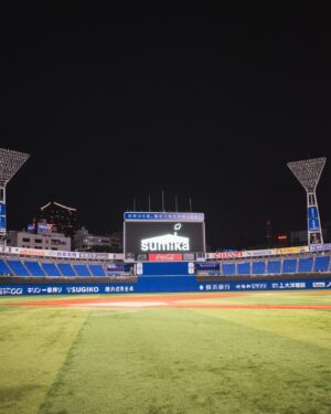 Takayuki Ogawa Instagram - 2023年5月14日(日)
横浜スタジアムでのワンマンライブが決定しました。

思いを少し書いていきます。

只今sumikaは10周年に向けて、今までに打ってきた点を繋ぎ合わせて一年を駆け抜けています。
打ってきた点一つ一つに、そして歩んできた一歩一歩全てに、誰かの沢山の助けや支えがありました。

メンバーだけでは1本のライブをする事すら厳しく、
レコーディングは勿論、音楽を届けるのさえ出来ません。
こうして活動できるのは全て支えてくれる人のおかげです。

そして届けた先で聴いてくれる人がいて、その人の生活がある。
誰かの生活の中で我々の音楽が生きているのが、本当に幸せです。

10年の中で、積み重ねてきた全てとイコールに
支えてくれた人への感謝があります。
10周年イヤーで、全ての点を思い返して繋ぎ合わせる中で、改めてその感謝で胸がいっぱいになっています。

10周年の節目となる2023年5月
そしてsumikaが生まれた神奈川で

全ての点を繋げて、sumikaの集大成を
横浜スタジアムでお見せできたらと思います。
この胸いっぱいになっている、今までの感謝を全て伝え切って
10年のゴールテープを切り
全員で足並み揃えてこの先10年20年と続くsumikaに向けてスタートを切りたいです！

セットリストや演出もこの日の為に全てを新しく構築していきます！会場選びも、出来るだけ多くの人に伝えられるようにと時間をかけてチームで決めていきました。

色々言いすぎて重たくなっちゃったけど笑
来た人に心の底から楽しんで貰えるようにチームで万全の体制でライブを作ります！！！！

改めてライブの情報です！

sumika 10th Anniversary Live
『Ten to Ten to 10』
2023年5月14日(日)
横浜スタジアム

チケットの最速先行もスタートしております！

詳しい情報はsumikaのweb siteやSNSなら間違いないです(超信頼)！

ここからは個人的な話
(過去の話もあるので読みたくないなーの方は無理せずでお願いします)

私は横浜生まれ横浜育ちで
小さい時からこの横浜スタジアムは勿論
横浜スタジアムがある関内の地域で遊んでいました。

中学生の時は関内伊勢佐木町の50円で遊べるゲームセンターで友達と遊び(ペロペロって名前w)(ピロピロだったw)
思い出が沢山あります。

音楽活動をスタートしたのも関内です。
まずは伊勢佐木町で路上弾き語りを始めました。

ライブハウスデビューは同じく関内
場所は24westという今はもう無い箱で初めてのステージを体験しました。

そこからfrom a novelというバンドを組み
主に横浜、中でも関内で活動していました。

根拠のない自信を機動力に変え、ライバル達とひたすらライブを重ねて、沢山の悔し涙を横浜で流してきました。
今でも胸に刺さった言葉は刺さったまま
何かが変わるかもしれないと思ったライブの瞬間は鮮明に覚えています。

夢半ばで解散してしまいましたが
信念は変わらずそのまま
今でも心で燃えている物が常にあります。

全てが原動力となり、血となり肉となり
今も一生懸命日々音楽と共に生きています。

語り尽くせないほどストーリーがあるここ横浜で
そしてその横浜のシンボルとなる横浜スタジアムで
節目となるこのタイミングでのワンマンライブ

あまりにも感動的過ぎるんです。

sumikaらしく
自分らしく
今まで出会ってくれた人全てに向けて
全てを伝え切りたいと思います！

まずは健康第一に！元気に過ごしていきましょ！