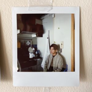 Takayuki Ogawa Instagram - アー写撮影日の時の
濱田さんにポラで自然体を撮っていただきました
遠くに見える海を見ている
綺麗だったなあ