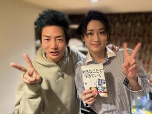 Takemoto Yusuke Instagram - ミュージカル『クリスマスキャロル2023』本日もありがとうございました‼️🎅🎄🤍

DJ社長さんとお写真撮っていただきました！！！😳
めちゃくちゃ優しくて気さくでほんとより好きになりました😭🥇
近日発売される社長の初書籍もサイン入りでいただきました！！！ありがとうございます！🙇‍♂️