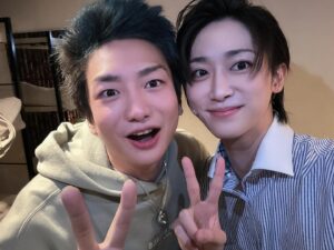 Takemoto Yusuke Instagram - ミュージカル『クリスマスキャロル2023』本日もありがとうございました‼️🎅🎄🤍

DJ社長さんとお写真撮っていただきました！！！😳
めちゃくちゃ優しくて気さくでほんとより好きになりました😭🥇
近日発売される社長の初書籍もサイン入りでいただきました！！！ありがとうございます！🙇‍♂️