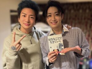Takemoto Yusuke Instagram - ミュージカル『クリスマスキャロル2023』本日もありがとうございました‼️🎅🎄🤍

DJ社長さんとお写真撮っていただきました！！！😳
めちゃくちゃ優しくて気さくでほんとより好きになりました😭🥇
近日発売される社長の初書籍もサイン入りでいただきました！！！ありがとうございます！🙇‍♂️