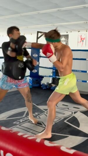 Takeru Segawa Instagram - 左足だいぶ回復してきた。
落ちてた筋肉戻すために蹴り込み🔥