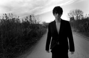 Takumi Saitoh Instagram - #インナーを忘れた男

#インナーを探している男

2010年頃

未だ見つからず

photo：千葉高広