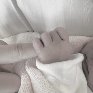 Tanakaga Instagram - 【ご報告】

私事ですが、無事に第一子を出産致しました👶🏻✨

元気な女の子です。
可愛くて可愛くて私も夫もメロメロでございます。

皆様本当に沢山の応援ありがとうございました。おかげさまで母子共に健康です。
これから大変な事や上手くいかない事など色々あると思いますが精一杯育児を楽しみたいと思います！！
