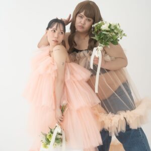 Tanakaga Instagram - 動画でもお知らせしましたが、パパラピーズ無期限活動休止します。

今まで6年やってきて初めての活休なので、自分達もそわそわするしいつも見てくれてる皆も動画が上がらないっていうのは変な感覚だと思うんですけど、過去の動画を見返したりしながら少しの間だけ待っててくれたら嬉しいです。

パパラの動画だけお休みする感じになるので、SNSとか個人での発信はしていくし活休中も皆が退屈せんようにパパラで出来ること考えたりしているのでよろしくお願いします🙇🏻‍♂️

とりあえず無事エンジェル産んで体力回復して色々整い次第再開しますので！！また動画でお会いしましょう！！じゃあな大袈裟な大腹！！中免取って単車乗り回してる姿と、イノシシ退治楽しみにしてるから！！
