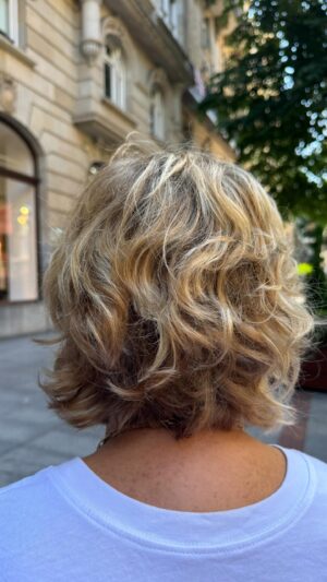 Tania Llasera Instagram - Corte de pelo de hoy by @peluquerialoidi
Suavizando lo cuadrado del #bob con capas ~ o dándole el toque Iñaki- que le adoro 🥰