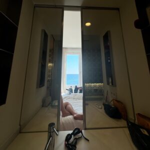Tania Llasera Instagram - 2 noches cada 2 años escapamos juntos como empezamos: solos. Qué necesario es respirar viejos tiempos para afrontar los nuevos. 2 hijos en una edad preciosa, pero llena de negociaciones y puntos importantes (y de sutura también). Ser padres es un camino largo, y a veces necesita sus paradas. #escapadaromantica #tortolitos #cogiendoaire