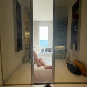 Tania Llasera Instagram - 2 noches cada 2 años escapamos juntos como empezamos: solos. Qué necesario es respirar viejos tiempos para afrontar los nuevos. 2 hijos en una edad preciosa, pero llena de negociaciones y puntos importantes (y de sutura también). Ser padres es un camino largo, y a veces necesita sus paradas. #escapadaromantica #tortolitos #cogiendoaire