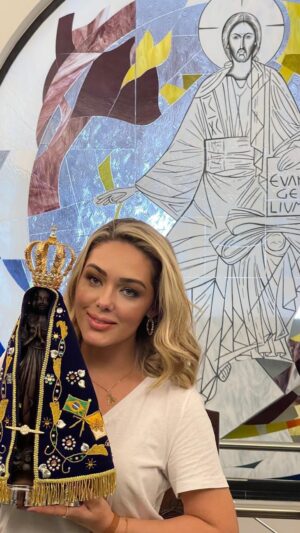 Tânia Mara Instagram - Essa música me toca profundamente e tem sido parte das minhas orações diárias.
E esse dia no Santuário de Nossa Senhora Aparecida foi especial. 
Então decidi compartilhar com vocês! Paz e bem!!! 🙏🏼🤍❤️‍🔥