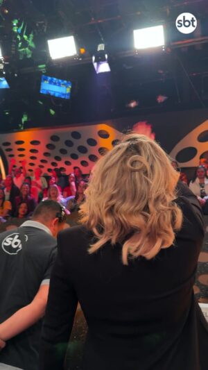 Tânia Mara Instagram - Olha quem está de volta!! 😍 é uma honra te receber no palco do #RaulGil novamente! ⭐

#ProgramaRaulGil #SBT