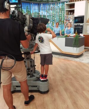 Tânia Ribas de Oliveira Instagram - Hoje a Nossa Tarde teve um belíssimo assistente! O Pedrinho, filho da nossa Tânia! ❤️