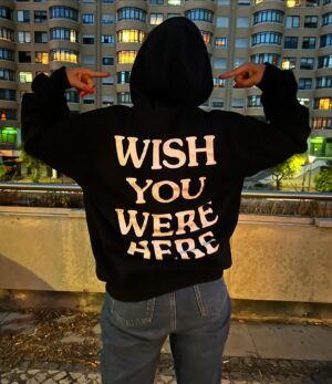 Tânia Ribas de Oliveira Instagram - Passei meses a dizer que um dia ía ficar com esta sweat. Aqueceu-me em muitas noites frias, mas sempre emprestada. Hoje foi o dia - ‘É tua”. Presente de aniversário um mês e meio depois da data. sempre a tempo! ❤️ obrigada!! 😍 @fredericorato my friend @jungle_telheiras #wishyouwerehere @pinkfloyd 🙌🏼