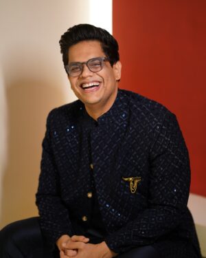 Tanmay Bhat Instagram - Bas ek Radhika humein bhi dhoondhke do, baki sab badhiya hai 🥰 #AR 

Custom made Outfit: @brahaanofficial
Brooch: @tribebyamrapali
Buttons: @sanzanyjewels
Styled by - @styledbychandani @style.cell 
Styling team - @astha_kothari