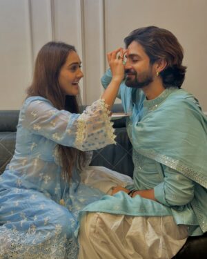 Tanya Sharma Instagram - Rakshabandhan celebration with my always 🥰 people love all of you 😘
thankyou for looking after me and I promise to irritate all of you Humesha forever 😙😌 
P.s - bahut kamaaayiiii hui hai bhaisahab 🥹😂 
.
Wearing - @shopmulmul 
[rakshabandhan , festival , siblings , brother sister bond , Indian happy Rakhi ]