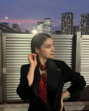 Tao Tsuchiya Instagram - .
映画「 #赤羽骨子のボディガード 」
“赤羽骨子FES.” での衣装。
時間の都合上、屋外で撮ったのですが
景色が東京っぽくて素敵でした。
.
今回は黒と赤がドレスコードだったのですが、
最終的に「もし正親がドレスアップするなら？」
という視点で選びました。
なのでスカーフがヒョウ柄になっていて、
ワンピースに見えるけど実はジャケットです。 
でも、いつの日か正親がドレスアップしたら
意外にセクシーなロングドレスとか着るかもしれないなぁ…
.
正親に限らず登場人物一人一人に対して
想像が溢れてくる作品だと思いますし、
完成披露を観てくれた家族も
「3年4組の中だったら誰になりたい？とか
誰が好き？と交流したくなる作品だよね！」と
話してくれたので、
公開されたら、ぜひぜひぜひ、
想像や感想を交流しながら楽しんでいただきたいです。
.
wear/shoes
@dolcegabbana
#DolceGabbana
.
ring
@pomellato
#Pomellato
,
