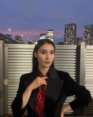 Tao Tsuchiya Instagram - .
映画「 #赤羽骨子のボディガード 」
“赤羽骨子FES.” での衣装。
時間の都合上、屋外で撮ったのですが
景色が東京っぽくて素敵でした。
.
今回は黒と赤がドレスコードだったのですが、
最終的に「もし正親がドレスアップするなら？」
という視点で選びました。
なのでスカーフがヒョウ柄になっていて、
ワンピースに見えるけど実はジャケットです。 
でも、いつの日か正親がドレスアップしたら
意外にセクシーなロングドレスとか着るかもしれないなぁ…
.
正親に限らず登場人物一人一人に対して
想像が溢れてくる作品だと思いますし、
完成披露を観てくれた家族も
「3年4組の中だったら誰になりたい？とか
誰が好き？と交流したくなる作品だよね！」と
話してくれたので、
公開されたら、ぜひぜひぜひ、
想像や感想を交流しながら楽しんでいただきたいです。
.
wear/shoes
@dolcegabbana
#DolceGabbana
.
ring
@pomellato
#Pomellato
,