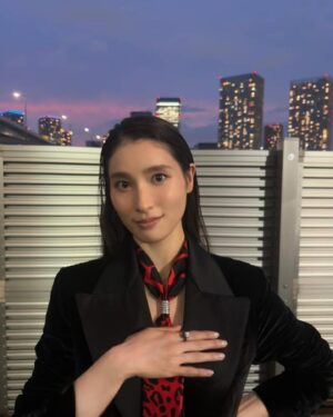 Tao Tsuchiya Instagram - .
映画「 #赤羽骨子のボディガード 」
“赤羽骨子FES.” での衣装。
時間の都合上、屋外で撮ったのですが
景色が東京っぽくて素敵でした。
.
今回は黒と赤がドレスコードだったのですが、
最終的に「もし正親がドレスアップするなら？」
という視点で選びました。
なのでスカーフがヒョウ柄になっていて、
ワンピースに見えるけど実はジャケットです。 
でも、いつの日か正親がドレスアップしたら
意外にセクシーなロングドレスとか着るかもしれないなぁ…
.
正親に限らず登場人物一人一人に対して
想像が溢れてくる作品だと思いますし、
完成披露を観てくれた家族も
「3年4組の中だったら誰になりたい？とか
誰が好き？と交流したくなる作品だよね！」と
話してくれたので、
公開されたら、ぜひぜひぜひ、
想像や感想を交流しながら楽しんでいただきたいです。
.
wear/shoes
@dolcegabbana
#DolceGabbana
.
ring
@pomellato
#Pomellato
,