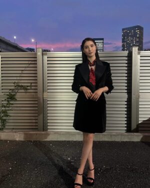 Tao Tsuchiya Instagram - .
映画「 #赤羽骨子のボディガード 」
“赤羽骨子FES.” での衣装。
時間の都合上、屋外で撮ったのですが
景色が東京っぽくて素敵でした。
.
今回は黒と赤がドレスコードだったのですが、
最終的に「もし正親がドレスアップするなら？」
という視点で選びました。
なのでスカーフがヒョウ柄になっていて、
ワンピースに見えるけど実はジャケットです。 
でも、いつの日か正親がドレスアップしたら
意外にセクシーなロングドレスとか着るかもしれないなぁ…
.
正親に限らず登場人物一人一人に対して
想像が溢れてくる作品だと思いますし、
完成披露を観てくれた家族も
「3年4組の中だったら誰になりたい？とか
誰が好き？と交流したくなる作品だよね！」と
話してくれたので、
公開されたら、ぜひぜひぜひ、
想像や感想を交流しながら楽しんでいただきたいです。
.
wear/shoes
@dolcegabbana
#DolceGabbana
.
ring
@pomellato
#Pomellato
,