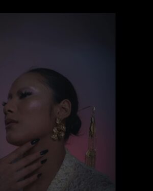 Tara Basro Instagram - Seri Kebaya oleh @jonathandytan 

Makeup & hair: @beautybyyusti 
Assistant makeup & hair: @shalunamakeup 
Flower decoration: @florebastille 
Assistant: @elena.natanael 

#TBRootedInKebaya