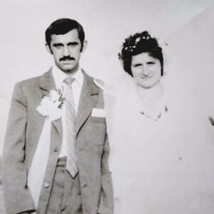 Taras Stadnytskyi Instagram - Сьогодні 42 роки цій фотографії.

Ці двоє молодих шалених людей з центру світлини народилися десь в ті часи, коли атомні радянські підводні човни плавали біля Куби і ставили під велике питання існування всього живого на землі.

Мама сиділа в школі перед батьком і ні разу не дала списати (принаймні, так вона стверджує 🤷‍♂️)

Весілля було в шалаші, і дуже багато з тих, хто був на ньому, вже на жаль не зможуть поділитися тими спогадами. Хоча шалаш ми з братами пам’ятаємо дотепер - він виконував роль своєрідної безмірної комори, і розібрали його, коли на тому місці будували літню кухню.

Історії про моїх батьків не буде, бо їх дуже багато.
Одна окрема історія покаже їх дуже однобоко, а на всі історії не вистачить місця на серверах фейсбуку, та й моїх спогадів також.

Теперішніх фото батьків немає, бо на всіх них мама собі не подобається, а батько завжди має якісь відмазки, щоб до них не ставати.

Я знову написав мамі, щоб скинула якесь фото з весілля, і те, чи буде цей допис ілюстрований, залежить виключно від маминого бажання та від інтернету в нас на хуторі. 

Ну і головне.

Якби ви хтіли привітати молодих людей в центрі цього фото – поділіться нині своєю кавою із ЗСУ. 
Щоб вони пошвидше закинули дивитися телевізор та читати тривожні новини з інтернету, а зайнялися розказуванням історій своїм внучкам та навчили їх ліпити вареники та пекти пляцки.

Попрошу ще вас подобати, прокоментувати  та за можливості поширити цей допис - так ми трошка швидше рухатимемо наш збір.

Посилання на баночку лишаю в шапці профілю 👆

А в коментарях можете привітати молодят - я потім все заскріню і кину в сімейний вайбер-чат.