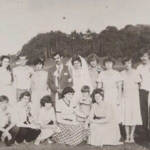 Taras Stadnytskyi Instagram - Сьогодні 42 роки цій фотографії.

Ці двоє молодих шалених людей з центру світлини народилися десь в ті часи, коли атомні радянські підводні човни плавали біля Куби і ставили під велике питання існування всього живого на землі.

Мама сиділа в школі перед батьком і ні разу не дала списати (принаймні, так вона стверджує 🤷‍♂️)

Весілля було в шалаші, і дуже багато з тих, хто був на ньому, вже на жаль не зможуть поділитися тими спогадами. Хоча шалаш ми з братами пам’ятаємо дотепер - він виконував роль своєрідної безмірної комори, і розібрали його, коли на тому місці будували літню кухню.

Історії про моїх батьків не буде, бо їх дуже багато.
Одна окрема історія покаже їх дуже однобоко, а на всі історії не вистачить місця на серверах фейсбуку, та й моїх спогадів також.

Теперішніх фото батьків немає, бо на всіх них мама собі не подобається, а батько завжди має якісь відмазки, щоб до них не ставати.

Я знову написав мамі, щоб скинула якесь фото з весілля, і те, чи буде цей допис ілюстрований, залежить виключно від маминого бажання та від інтернету в нас на хуторі. 

Ну і головне.

Якби ви хтіли привітати молодих людей в центрі цього фото – поділіться нині своєю кавою із ЗСУ. 
Щоб вони пошвидше закинули дивитися телевізор та читати тривожні новини з інтернету, а зайнялися розказуванням історій своїм внучкам та навчили їх ліпити вареники та пекти пляцки.

Попрошу ще вас подобати, прокоментувати  та за можливості поширити цей допис - так ми трошка швидше рухатимемо наш збір.

Посилання на баночку лишаю в шапці профілю 👆

А в коментарях можете привітати молодят - я потім все заскріню і кину в сімейний вайбер-чат.