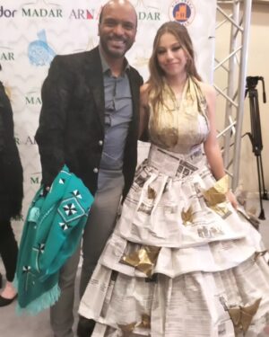 Tarik Bouarrara Instagram - Une de mes étudiants de théâtre et son aidé sur le recyclage robe en papier ... Bravo 
Que pensez-vous ??