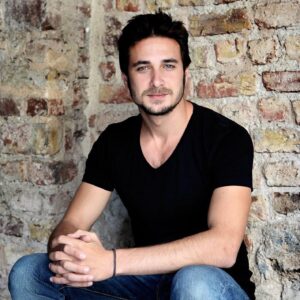 Tarık Uğur Özenbaş Instagram - Oturdum, bekliyorum.