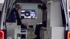 Taro Kono Instagram - 秋田大学附属病院の遠隔診療のための自動車。血液検査からエコー検査まで様々なことが可能です。更に病院の医師と繋いで遠隔診療も。