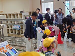 Taro Kono Instagram - 富山県朝日町ではマイナンバーカードと連携した登下校時の見守りサービスを実施しています。児童が端末にタッチすると保護者にメールで連絡。 スクールバスを利用する児童は、スクールバスの乗り降りもタッチで保護者に連絡がいきます。