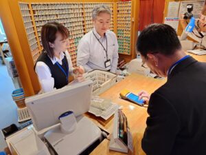 Taro Kono Instagram - 富山県朝日町ではマイナンバーカードのICチップの空き容量を使って、電子マネーをチャージして買い物ができます。今年中には町内で５０ヶ所の店舗で利用できるようになります。私も使ってみました。