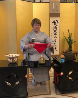 Taro Kono Instagram - 戦時下のお茶会…ウクライナ人の先生方が頑張って下さいました。松田駐ウクライナ大使より。