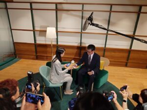 Taro Kono Instagram - マイナンバーカード対面確認アプリの実証を始めました。メディアの取材もしっかりと。