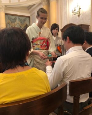 Taro Kono Instagram - 戦時下のお茶会…ウクライナ人の先生方が頑張って下さいました。松田駐ウクライナ大使より。