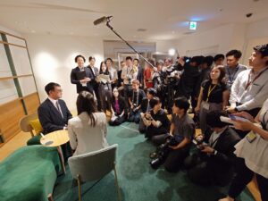Taro Kono Instagram - マイナンバーカード対面確認アプリの実証を始めました。メディアの取材もしっかりと。