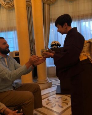 Taro Kono Instagram - 戦時下のお茶会…ウクライナ人の先生方が頑張って下さいました。松田駐ウクライナ大使より。