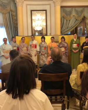 Taro Kono Instagram - 戦時下のお茶会…ウクライナ人の先生方が頑張って下さいました。松田駐ウクライナ大使より。
