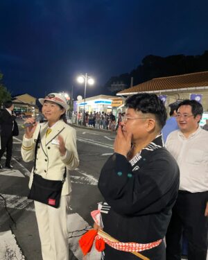 Taro Kono Instagram - 大磯駅前の御船祭の宵宮で張り切る須藤 平塚・大磯駅長。