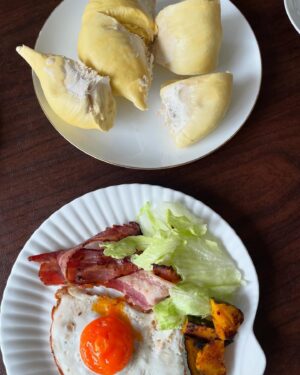 Taro Kono Instagram - 今朝の朝食は目玉焼きとドリアン。