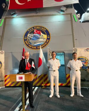 Taro Kono Instagram - 日トルコ国交100周年を祝って日本に来航したトルコ海軍のコルベット艦クナリャーダの艦上レセプション。