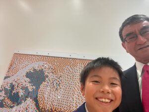 Taro Kono Instagram - すみだ北斎美術館に、ルービックキューブアーティストの黒田創くんの作品を見に。おまけつき。