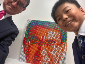 Taro Kono Instagram - すみだ北斎美術館に、ルービックキューブアーティストの黒田創くんの作品を見に。おまけつき。