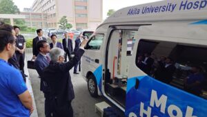 Taro Kono Instagram - 秋田大学附属病院の遠隔診療のための自動車。血液検査からエコー検査まで様々なことが可能です。更に病院の医師と繋いで遠隔診療も。