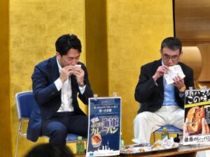 Taro Kono Instagram - 平塚の弦斎カレーパンとよこすか海軍カレーパンのカレーパン対決。結果は…。